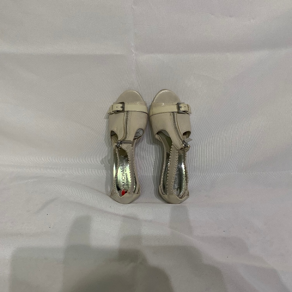 Petite Woman's Michael Kors(MK) heel shoes